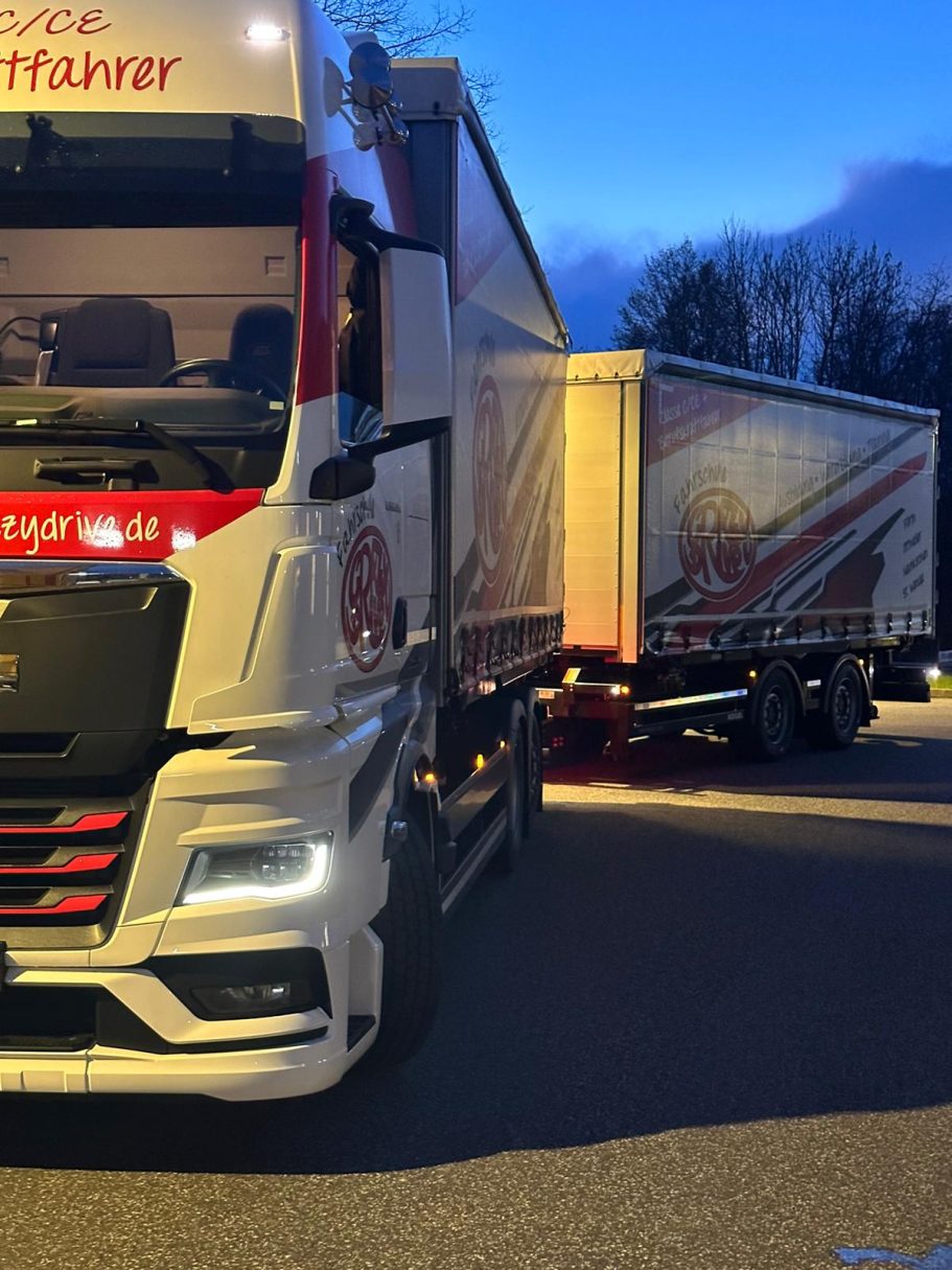 LKW Nachtfahrt mit unserem CE Zug LKW Nachtfahrt mit unserem CE Zug